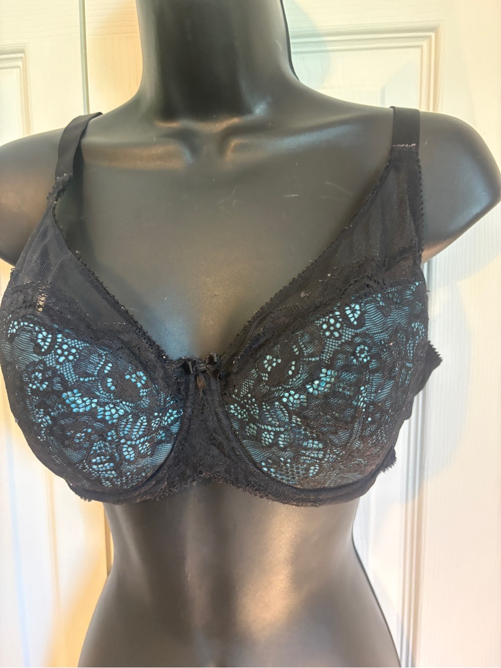 Fantastic Black Lace Underwire Bra with Teal Lining